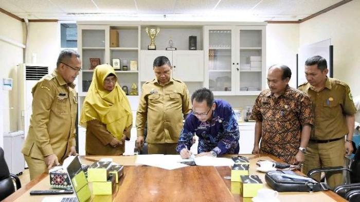 Pemerintah Provinsi Sumut melalui Kepala BPKAD Provinsi Sumut, Ismael P Sinaga menyerahkan Hibah Bangungan Gedung Olahraga kepada Pemerintah Kabupaten Pakpak Bharat, Selasa (27/9/2022). 