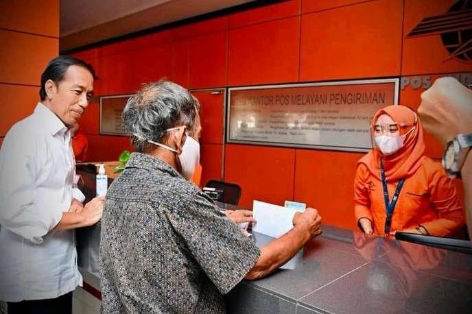 Sabtu 3 September 2022, Presiden Joko Widodo  meninjau langsung pembagian Bantuan Langsung Tunai (BLT) Bahan Bakar Minyak (BBM) di Provinsi Lampung.
