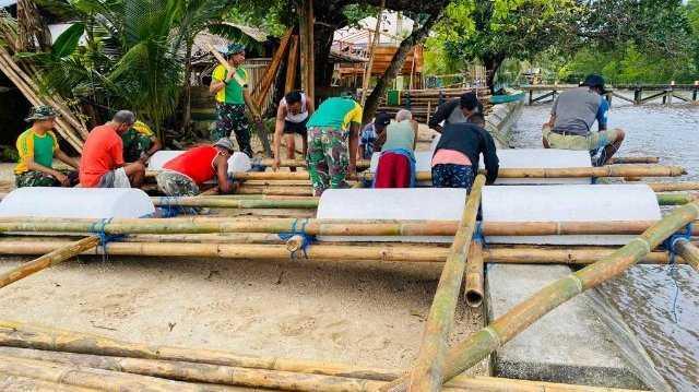 Pos Ramil Nusalaut Satgas Yonarmed 1 Kostrad membantu nelayan di Negeri Abubu membuat alat penangkap ikan yang Bernama Sero