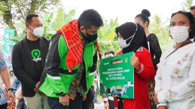 Wali Kota Medan Launching Program dan Mini Bazar Kelurahan Unggulan di Gapura Kampung UMKM Jalan Jamin Ginting, Kelurahan Ladang Bambu, Kecamatan Tuntungan, Kamis (15/9/2022)