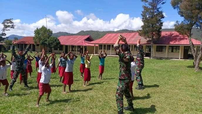 Senam pagi bersama siswa/siswi Sekolah Dasar Inpres Distrik Bolakme, Kabupaten Jayawijaya