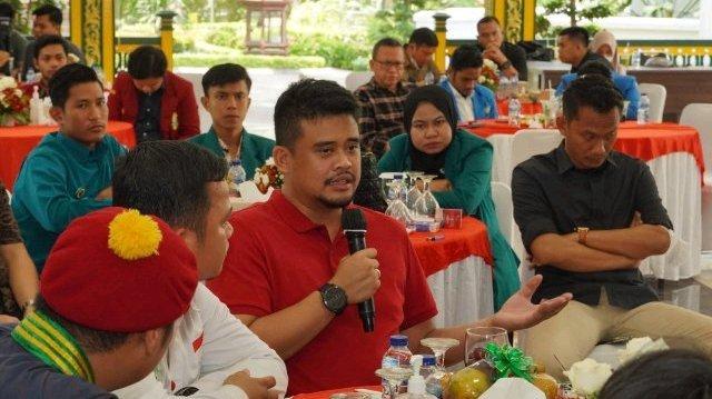 Bobby Nasution duduk dan berdialog bersama Cipayung Plus Kota Medan, Sabtu (10/9)
