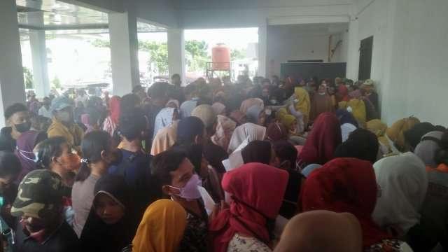 Masyarakat penerima BLT BBM tampak berkumpul di aula kantor Bupati Labura, Senin (12/9)