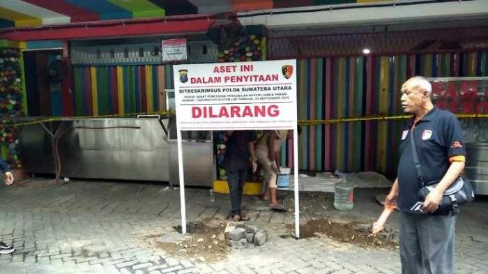 Pemasangan plang tanda sita kepolisian, Jumat (23/9)