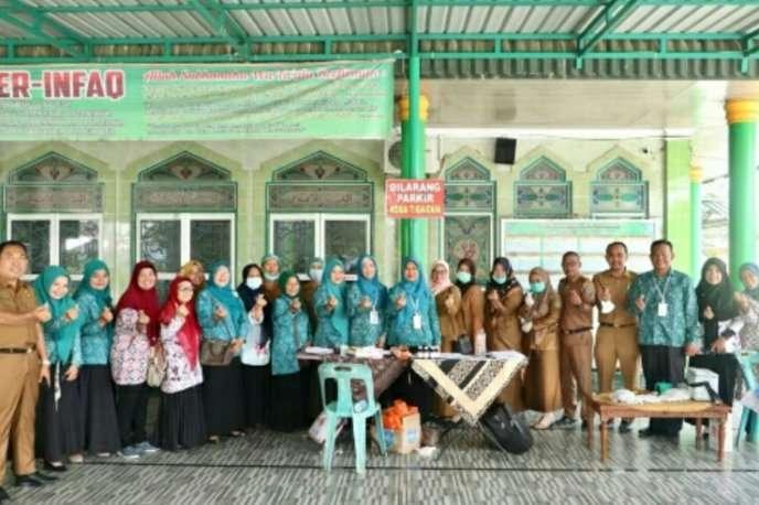 Dra Hj. Nurhayati Simanjuntak Amir Hamzah, menyambangi beberapa lokasi imunisasi yang ada Kota Binjai, Selasa (6/9).