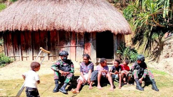 Spontan Pratu Sinay langsung memanggil anak-anak dan mengajak mereka bermain sambil tertawa-tawa.
