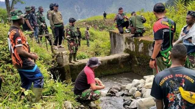 Pembersihan saluran irigasi PLTA dan sumber mata air minum dipimpin Dandim 1714/Puncak Jaya Letkol Inf Denny Salurerung