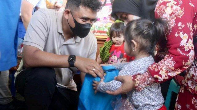 Wali Kota Medan menyapa anak PAUD dalam suatu acara di lapangan Cadika, Medan