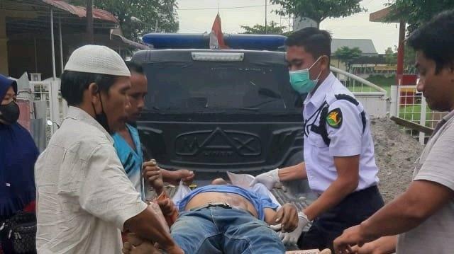 Aparat setempat saat mengevakuasi korban 