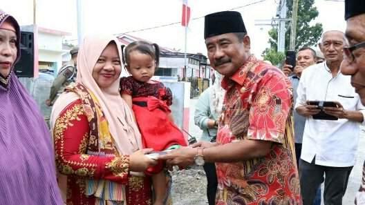 Drs Amir Hamzah saat menyerahkan bantuan 