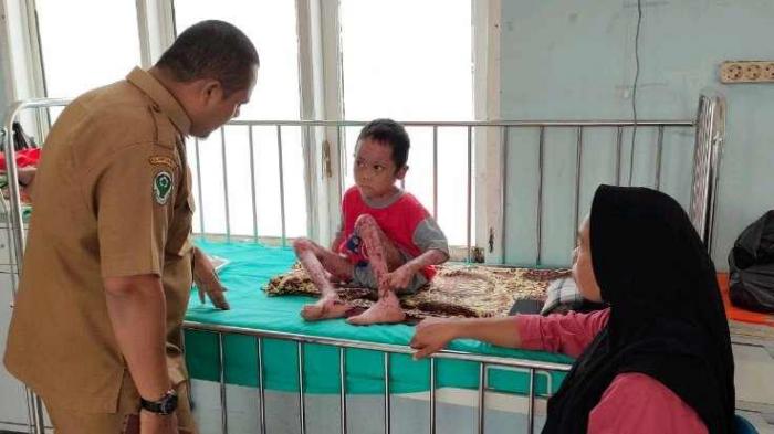 Direktur RSUD Panyabungan menjenguk Raihan