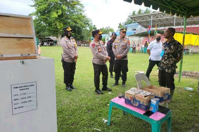 Kapoldasu didampingi Wakapolres Asahan Kompol Sri Juliani Siregar SH, dan Kapolsek Simpang Empat AKP Cahyandi, SH meninjau pelaksanaan Pilkades di TPS 1, 2, 3 dan 4 di Dusun VIIA Desa Simpang Empat
