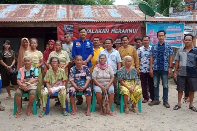 Ketua DPD II KNPI Kabupaten Tapanuli Tengah, Lodewik F.S. Marpaung, foto bareng dengan warga Desa Pulo Pakkat, Kecamatan Sukabangun.