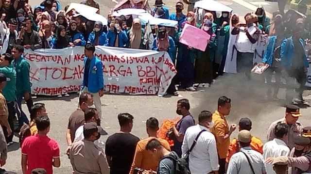 Aksi mahasiswa Binjai di kantor DPRD Binjai, Rabu (14/9)