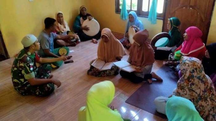 Satgas Kodim Maluku Yonarmed 1 Kostrad melatihkan ketarampilan menggunakan alat musik rebana