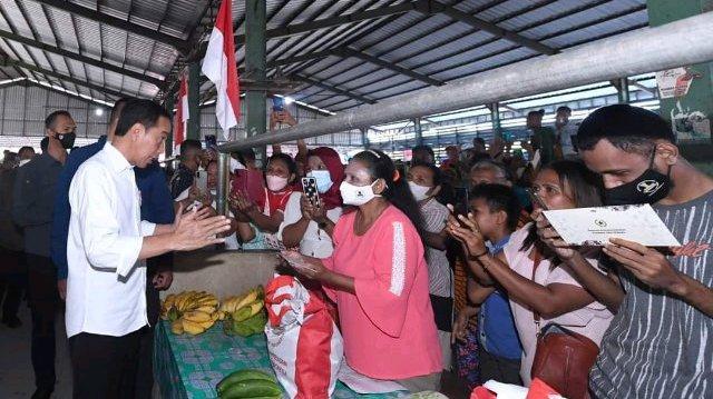 Presiden Jokowi berkunjung ke Pasar Langgur, Kabupaten Maluku Tenggara, Kamis, 15 September 2022.