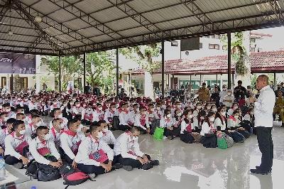 Edy Rahmayadi memberikan motivasi kepada para mahasiswa baru pada Fakultas Hukum Universitas Sumatera Utara (USU) di Pendopo Fakultas Hukum,   Jalan Universitas Medan, Selasa (6/9/2022).