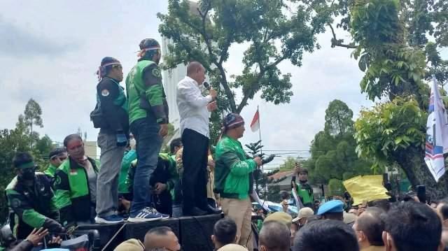 Gubernur Edy Rahmayadi saat merespon aksi unjuk rasa GODAMS di kantor Gubsu, Selasa (13/9)