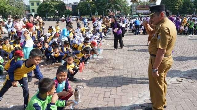 Sikat Gigi Massal, dalam rangka Hari Kesehatan Gigi Nasional (HKGN) Tahun 2022, yang diselenggarakan oleh Persatuan Dokter Gigi Indonesia (PDGI) Kota Tebingtinggi, Senin (12/9/2022),