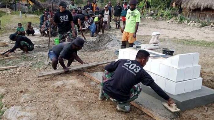 Satgas Yonif Mekanis 203/AK Pos Malagayneri melaksanakan karya bakti pembangunan dan pembersihan di Desa Lowanom
