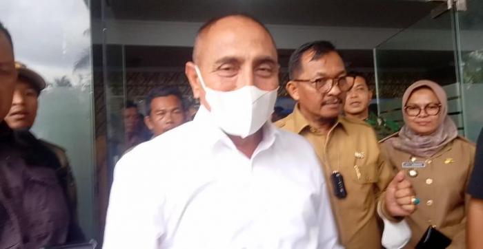 Gubernur Sumatera Utara, Edy Rahmayadi didampingi Pj Bupati Tapanuli Tengah, Yetty Sembiring ketika diwawancarai oleh wartawan.