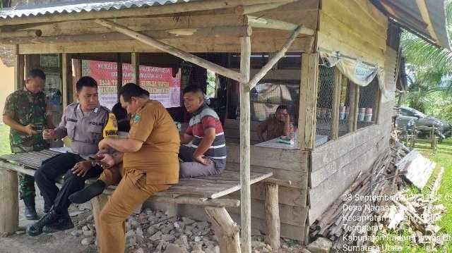 Bhabinkamtibmas membaur bersama masyarakat di warung kopi di Padang Bolak