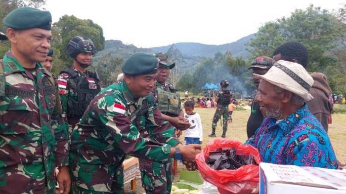 Lettu Inf Sahita Gurusinga bersama Danramil Kelila yang mengikuti kegiatan bakar batu dalam rangka syukuran panen sayuran masyarakat Timeria.
