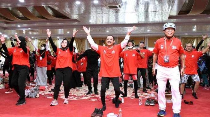 Sekdaprov Sumut, Arief Sudarto Trinugroho mengikuti gowes santai Indonesia Heart Bike 2022 yang diselenggarakan di Rumah Dinas Gubernur Sumut, Jalan Sudirman No.41, Medan, Minggu (25/9/2022).