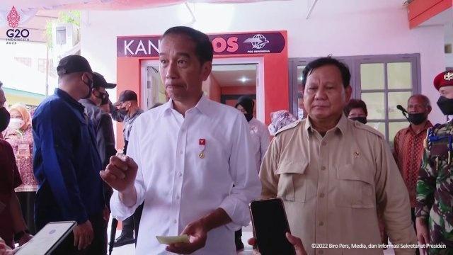 Presiden Jokowi dan Menhan Prabowo di Maluku, baru-baru ini 