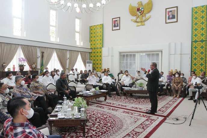 Edy Rahmayadi memimpin rapat rencana pembangunan kawasan pertanian terpadu Provinsi Sumut di Rumah Dinas Gubernur, Jalan Sudirman Nomor 41, Medan, Jumat (2/9).