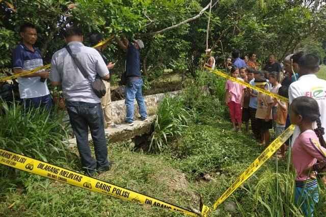 Aparat memasang 'garis polisi' di TKP, Jumat (9/9)