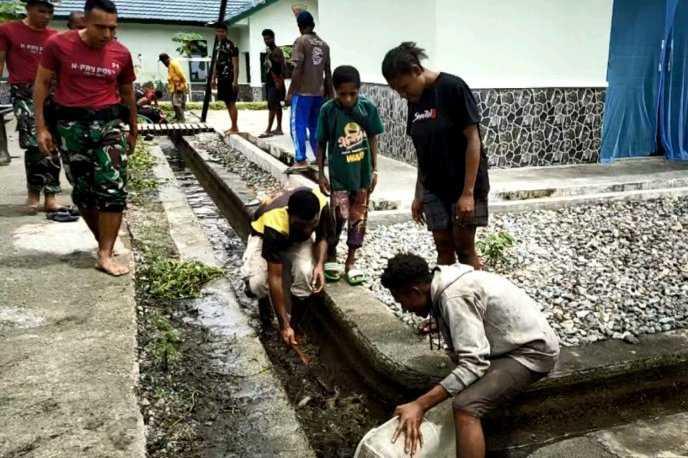 Satgas Pamtas RI-PNG Yonif 126/KC Pos Kout menggelar program unggulannya mengajarkan kepada masyarakat cara budidaya ikal lele