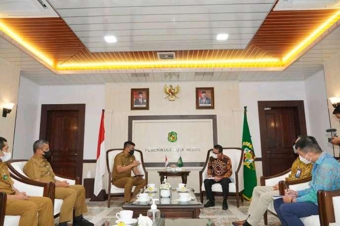 Kunjungan Direktur Kerja Sama Pelaksanaan Berusaha Kementerian Investasi/ BKPM RI J.S Meyer Siburian di Balai Kota Medan, Selasa (9/6/2022). 