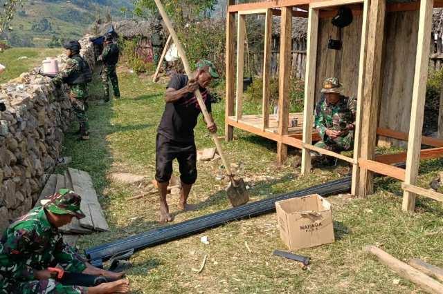 Personel Satgas Yonif Mekanis 203/AK merehab bagian luar dan dalam Gereja