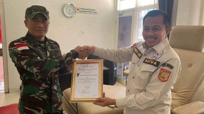 Dansatgas Pamtas RI-PNG Yonif 126/KC Letkol Inf Dwi Widodo menerima penghargaan dari Ketua Umum Cabang PMI Kota Jayapura