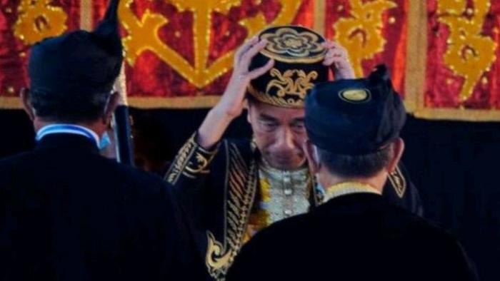 Presiden Jokowi saat menerima Gelar Penghormatan Tertinggi Kesultanan Buton