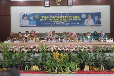 Nawal Lubis melaksanakan monitoring dalam rangka monitoring desa pelaksana tertib administrasi PKK tahun 2022 di Pendopo Rumah Dinas Bupati Asahan, Senin (5/9)