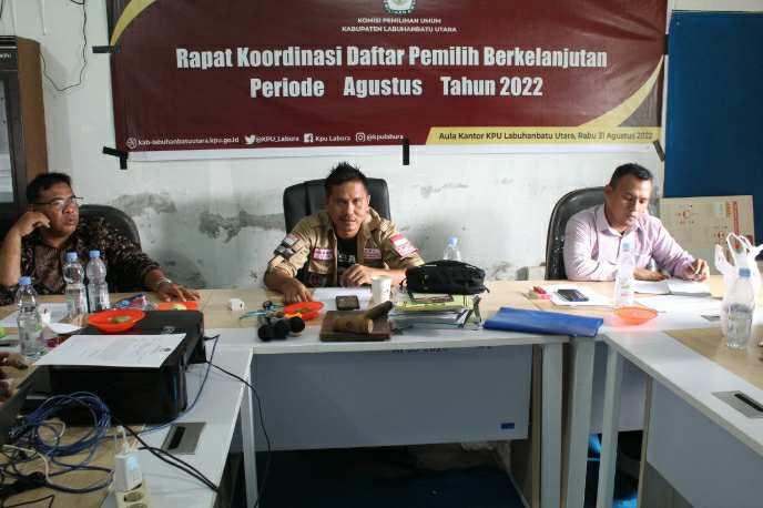 Komisioner KPUD kab. Labuhanbatu Utara, James Ambarita