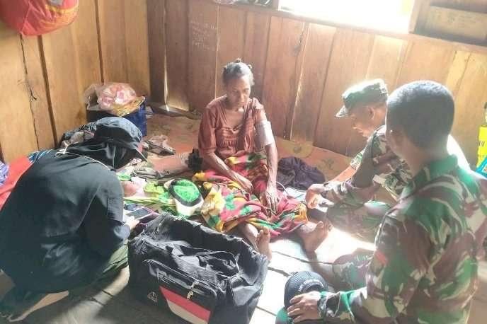 Satgas Pamtas Yonif 126/KC Pos KM 31 mengobati Enjelina Pull yang sedang sakit