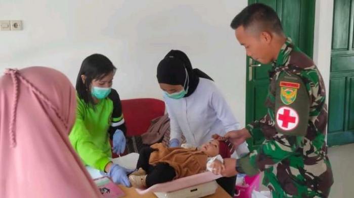 Peduli Perkembangan Anak, Satgas Pamtas Yonif Raider 142/KJ Bersinergi Gelar Posyandu di Wilayah Tolikara