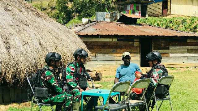 Personel Satgas dari Pos Balingga secara rutin dan berkesinambungan melaksanakan Komunikasi Sosial dengan masyarakat 