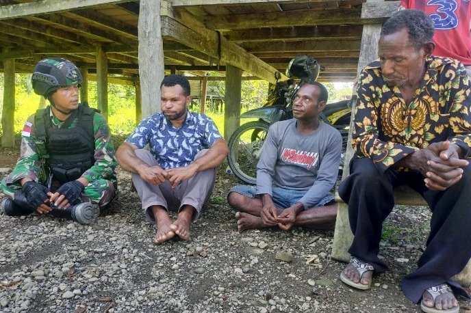 Satgas Pamtas RI-PNG Yonif Raider 142/KJ terus jalin silaturahmi dengan warga melalui&nbsp; Komunikasi Sosial (Komsos) dengan Para Tokoh Adat di wilayah penugasannya