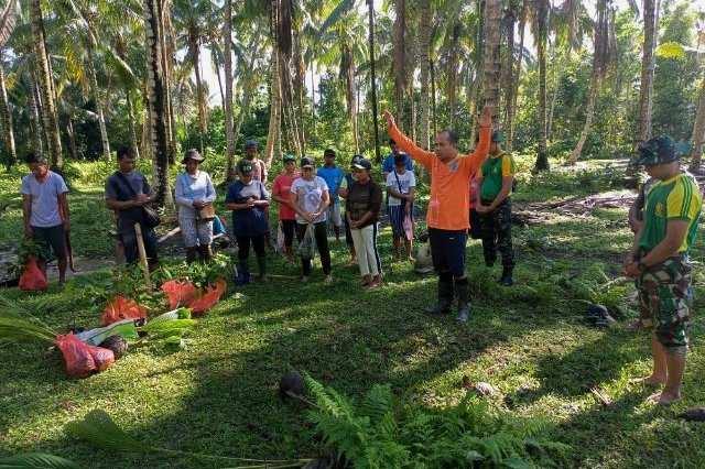 Penanaman 100 pohon kelapa dan pala di pesisir Pantai Lokki, Desa Lokki, Kec. Huamual, Kab. Seram Bagian Barat, Jumat (9/9/2022). &nbsp;