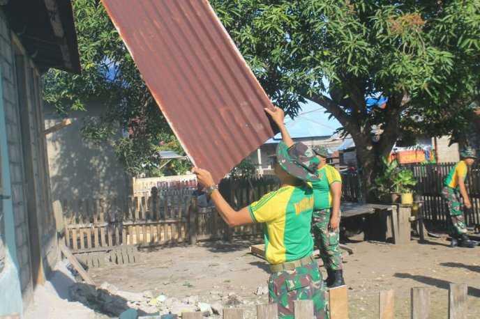 Karya bakti untuk merenovasi Rumah Ramli Aihunan, salah seorang tokoh pemuda di Desa Lisabata Timur