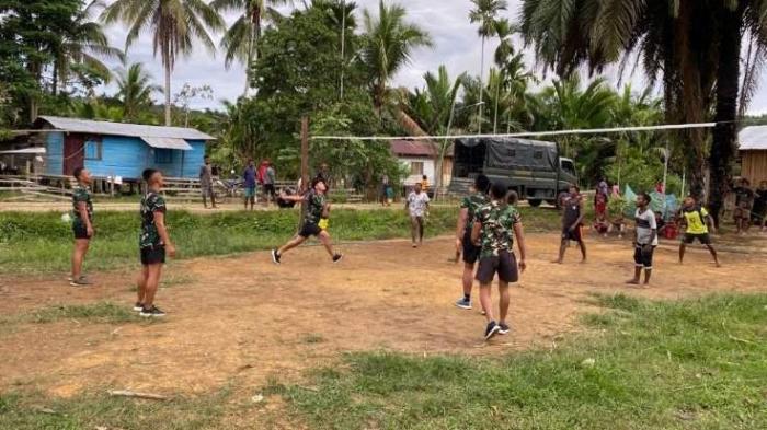 Prajurit TNI berolahraga voli bersama masyarakat 
