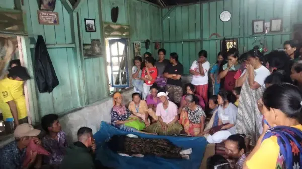 Korban disemayamkan di rumah duka, Senin (11/9).