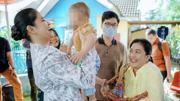 Ny Kahiyang Ayu Beri Bingkisan Pada Anak Pejuang Kanker