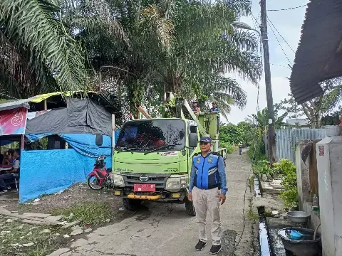 Pemasangan lampu jalan permintaan warga