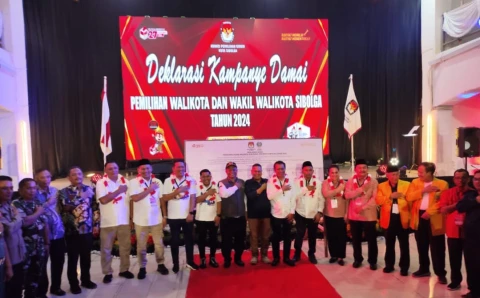 Ketua dan Komisioner KPU beserta Bawaslu Sibolga bersama Forkopimda dan para tamu undangan foto bareng seluruh paslon Walikota dan Wakil Walikota Sibolga.