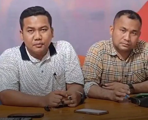 Tim Hukum Paslon Masinton-Mahmud (MAMA), Joko Pranata Situmeang didampingi Famoni Gulo (Kanan).